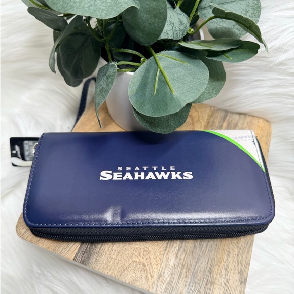 NWT- Seattle Seahawks Wallet/Wristlet - Picture 2 of 5